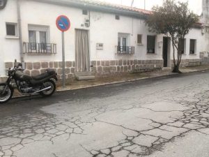 Fachada de la casa que he alquilado en El Hoyo de Pinares, con la Hondita en la puerta.