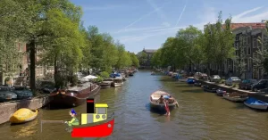 El canal de Prinsengracht donde se encuentra el Museo Casa Flotante