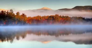 El vapor de agua se convierte en niebla cuando el aire húmedo se enfría por debajo de su punto de rocío, ya sea por contacto con superficies frías (como un lago, el mar o la tierra por la noche) o por la mezcla con aire más frío, creando la niebla de evaporación (o 'humo de mar') o de radiación.