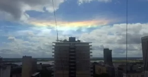 El Arco Circunhorizontal se produce al incidir la luz solar sobre nubes altas, generalmente a una distancia de 7.000 a 8.000 metros de altura de la superficie, las cuales, en su mayoría, están compuestas por cristales de hielo.