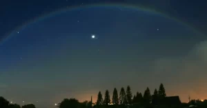 Se produce por la refracción de la luz solar (reflejada por la Luna)
 sobre una lluvia o neblina nocturna.