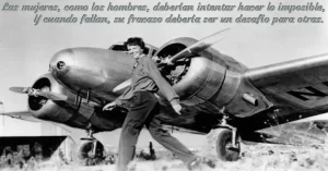 Amelia Mary Earhart fue la primera mujer que intentó el primer viaje aéreo alrededor del mundo y, cuando estaba a punto de conseguirlo, desapareció en el Océano Pacífico el día 2 de julio de 1937. En la foto frente a su Lockheed Electra, avión con el que realizó el intento.