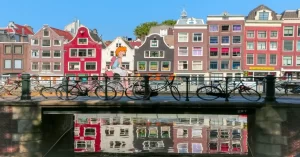 Ademas de las fachadas, Ámsterdam se la conoce como 'La Capital de la Bicicleta'  y es  que hay más de 600.000 bicicletas para 750.000 habitantes. Él que allí no se desplaza en bicicleta lo hace en tranvia y muy pocos lo hacen en vehículos particulares.