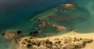 La pequeña Atlántida griega a solo tres metros de profundidad bajo las aguas.
