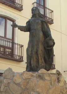 Escultura de Ximena Blázquez en la plaza de San Miguel encargada por la Asociación de Mujeres Empresarias de Ávila.