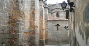 La Calle de la Vida y la Muerte, es la calle estrecha que rodea el ábside de la Catedral (el famoso "Cimorro"). Su nombre oficial es Calle de la Cruz Vieja, pero nadie la llama así por esta leyenda.