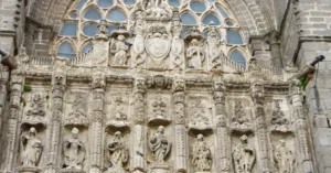 La Puerta Norte de la catedral de Ávila, también conocida como Puerta de los Apóstoles, es una joya del gótico de principios del siglo XIV, famosa por su tímpano esculpido con el Juicio Final. Fue trasladada desde la fachada occidental a su ubicación actual en el siglo XV por Juan Guas
