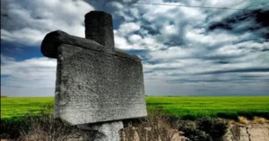 El monumento muestra la siguiente inscripción en la actualidad: '[Aquí] retó Blasco Jimeno, hijo de Fortín /Blasco al Rey D. Alonso el Primero/ de Aragón, porque contra su palabra/ y juramento hirvió en aceite sesenta/ cavalleros avileses que la ciudad le dio/ en rehenes, ofendido de que no le entre/gó al Rey Don Alonso el Sé(ptimo) que te/nia en guarda. Y acometido del exér/cito real murió como gran cavallero vendiendo mui cara su vida, dexando/ a los venideros memoria de su valor./Año de 1116. Quien dixere una Avemaría /por su ánima gana cuarenta días de/ perdón. El ape?co? la Torre de Velada mandó re/novar este padrón en? de se(p)tiembre/ de 165?.'