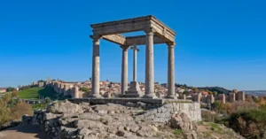 El Humilladero de los Cuatro Postes en Ávila (siglo XVI) es famoso por dos leyendas principales: la fuga de la niña Santa Teresa de Jesús con su hermano para ser mártires, donde su tío los interceptó, y la romería de 1157, donde los musulmanes saquearon la ciudad aprovechando que los habitantes celebraban el fin de la peste en la ermita de San Leonardo.