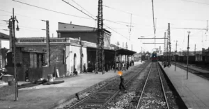 La imagen muestra la primera estación de trenes de Ávila que se levantó entre los años 1862 y 1863. La Estación de Ávila-Santa Teresa es una de las estaciones de trenes más antiguas de España. Fue construida en 1852 y se diseñó para acoger la línea Madrid-Hendaya. Esta estación ha sido modernizada con el tiempo, para satisfacer las necesidades de los viajeros modernos.