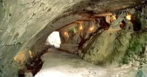 En esta cueva, se dice, que se reunían los brujos y las brujas para celebrar el aquelarre.
