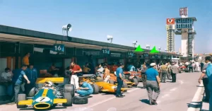 La foto muestra el 'pit lane' del madrileño circuito de El Jarama. Las flechas indican como del 'box' número 12 se salta al número 14. No hay 'box' número 13.