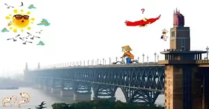 El Puente sobre el Río Yangtze en la ciudad de Nankin tiene una longitud de 1577 m. con dos niveles: uno para el ferrocarril y el otro para la circulación de vehículos (bicis). Se tardaron diez años en su construcción llevada a cabo por 7.000 obreros.