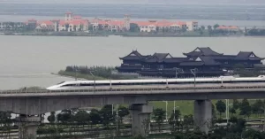 Según el libro 'Guiness de los Records', a 1 de junio de 2012, el puente más largo del mundo es la pasarela Danyang-Kunshan (164,8 kilómetros), ubicada entre Shanghái y Nankín y que sirve para dar asentamiento a la línea de alta velocidad Pekín-Shanghái.