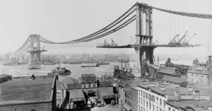 El puente está construido con piedra caliza, granito y cemento. Su estilo arquitectónico es neogótico, con sus característicos arcos apuntados en las dos torres laterales. La construcción del puente estuvo repleta de incidentes y contratiempos.