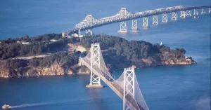 El Puente de la Bahía son dos puentes sucesivos que salvan la isla de Yerba Buena, la cual es cruzada por un túnel.