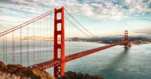 El Puente del Golden Gate, sobre la bahía de San Francisco y su característico color naranja.