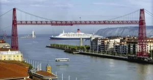 El puente tiene 61 metros de altura y 160 metros de longitud. Se trata de un puente colgante con una barquilla transbordadora para el transporte de vehículos y pasajeros. Actualmente sigue dando servicio.