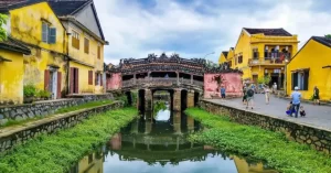 Chùa cầu, comúnmente conocido como el «Puente Cubierto Japonés», es uno de los lugares más emblemáticos del casco antiguo de Hoi An, después de haber sobrevivido a la Guerra de Vietnam y destacando por su diseño ornamentado. Fue construido por comerciantes japoneses en 1593 y, en 1653, se erigió un pequeño templo en el centro del puente.