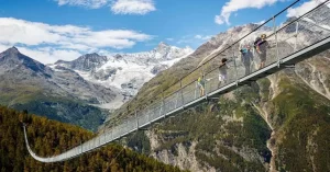 El puente para peatones Charles Kuonen permite, en la ruta que recorre Los Alpes, salvar un valle que, de otra forma, alargaría el recorrido en más de 4 horas.