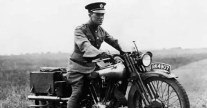 El hombre que se hizo famoso por sus aventuras durante la Gran Guerra en Medio Oriente, acabó muriendo por las lesiones en la cabeza que sufrió en un accidente de motocicleta. Lawrence salió disparado de su motocicleta, una Brough Superior SS100, cerca de su casa en Dorset, Reino Unido