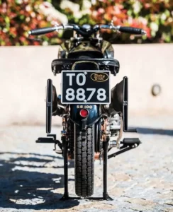 La Brough Superior SS100 recibió el apodo de Moby Dick debido a su capacidad que esta moto tenía de tragar asfalto, de una manera similar a como la mítica ballena blanca deglutía cientos de litros de agua salada,