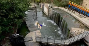 La triple esclusa ovalada de Calahorra de Ribas dónde El Canal de Castilla se bifurca en los ramales De Campos y Sur.  A la derecha se puede ver a un grupo de cicloturistas chinos (son chinos pues llevan bicicletas, si fuesen japoneses estaría haciendo 'afotos').