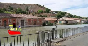 Dársena del Canal de Castilla en la ciudad de Valladolid fue lugar de carga y descarga de mercancías procedentes de Tierra de Campos con destino a los puertos del norte y, yo en primer plano, que sigo pescando.