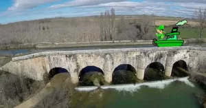 Por arriba discurre El Canal de Castilla y, por abajo, fluye el río Siquillo.