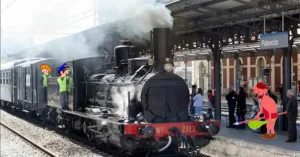 El tren abarató el transporte entre la Meseta y el mar y acabó con el canal de Castilla. En la imagen La Verraco, la locomotora más antigua de España, en la estación de Palencia. También puede observarse el sistema de megafonía usado en la época.