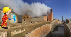 El Canal de Castilla incrementó el crecimiento de la economía y, a sus orillas aparecieron muchos focos industriales, entre ellos los molinos de harina que pasaron a ser fábricas de harina.  En la imagen el incendio de la primera de ellas, harinas  'El Serrón', en Grijota, en mayo de 2.015.