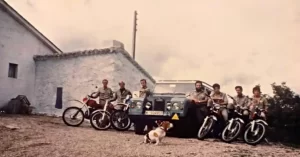 Foto tomada en 1977, de vigilantes forestales junto a la desaparecida 'Casa de la Horca', que estaba situada en donde actualmente está el Mirador de los Robledos y el monumento a la Guardería Forestal.