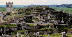 Baltanás en una ladera de El Cerro del Castillo, lleno de bodegas como si de un queso de Gruyère se tratara. El Barrio de las Bodegas recuerda a Hobbiton, el hogar de los hobbits de las novelas de J.R.R. Tolkien.