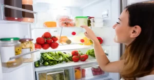 Si has abierto una lata de comida y quedan restos, cámbialos a un recipiente de plástico o cristal. Toda la comida en el frigorífico debe estar tapada en un plato o en 'tapers'. Pero recuerda que los alimentos no deben estar en contacto, y evitar llenar demasiado la nevera para facilitar la circulación de aire en su interior.