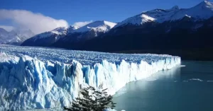 El Perito Moreno es uno de los glaciares que conforman el Parque Nacional de Los Glaciares. Todos forman el Hielo Continental Patagónico que tiene una extensión de 17 mil kilómetros, es decir, una de las reservas de agua dulce más importantes del mundo. Es de los pocos glaciares que están a la mano del hombre, pero hoy sufre, como muchas regiones del planeta, las consecuencias del calentamiento global.