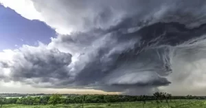 La atmósfera de nuestras latitudes, en el hemisferio norte, depende en parte de lo que ocurre en el Ártico. Un nuevo estudio del MIT encuentra que el cambio climático está inyectando más energía en la atmósfera que alimenta el tiempo de verano. Esto lleva a tormentas eléctricas más fuertes y condiciones más «estancadas» en América del Norte, Europa y Asia, derivando en episodios de contaminación.