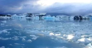 De acuerdo con un estudio realizado en University in Sheffield, en Reino Unido, el derretimiento de los icebergs no sólo ha contribuido a la elevación de los niveles del mar, también, parece ser, ha ayudado a disminuir los efectos del cambio climático. Esto se debe a que la huella de las algas que estos icebergs dejaron atrás, están atrapando cantidades significativas de dióxido de carbono que probablemente hubieran escapado hacia la atmósfera.