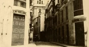 En España, la primera fábrica de chocolate, Chocolates La Riojana, se levantó en Málaga, en abril de 1857.