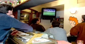 ¿Alguna vez te has planteado cómo nace un pueblo? Pues muy fácil: llega un tío a un desierto, pone un bar y alrededor empiezan a construir casas. ¡Por lo menos así es en España!