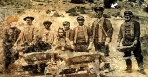 Una mujer con un grupo de camineros y el caminero capataz (indicado por la flecha y que solia ir armado). Los que no llevan traje de caminero son jornaleros contratados eventualmente (fotografía tomada a comienzos del siglo pasado en la provincia de Teruel).