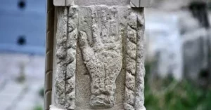 La zarpa del diablo sigue en la piedra de la cruz que hay frente a la puerta de la Ermita para hacernos recordar la mala conducta de este joven de Cuenca.