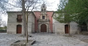 La ermita de la Virgen de las Angustias está ubicada en una explanada con una frondosa arboleda, asomada a la hoz del río Júcar, formando una postal maravillosa y romántica, a lo que se suma una vista privilegiada.