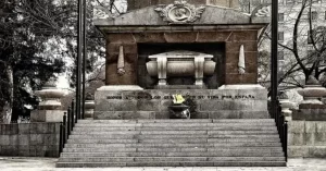 En el paseo de Recoletos de Madrid, frente al Palacio de la Bolsa, se extiende casi con timidez la Plaza de la Lealtad, reducto inexpugnable de uno de los monumentos más olvidados de la capital, el 'Monumento a los Caídos por España'.