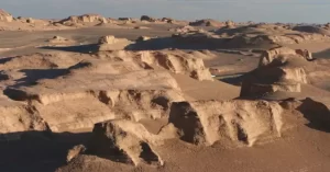 El desierto de Dash -e Lut en Irán es un gran desierto salado localizado en el sureste de Irán. Un satélite de la NASA documentó temperaturas en superficie en el Dasht-e-Lut de hasta 71 °C, la temperatura más alta jamás documentada sobre la superficie de la Tierra.