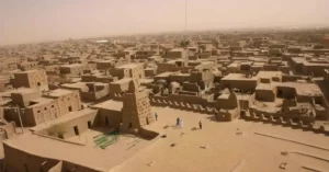 La ciudad de Tombuctú en Mali recibe el apodo de 'la ciudad de los 333 santos'. Hoy en día se conservan veintidós mausoleos de los 'santos' musulmanes de Tombuctú.