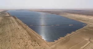 La ciudad de Sweihan en los Emiratos Árabes Unidos, es famosa por sus granjas de energía fotovoltaica colindantes