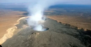 La Depresión de Danakil en Etiopía se e encuentra a una altitud de 120 metros bajo el nivel del mar, y las altas temperaturas que se pueden alcanzar rondando los 60 °C, hace pensar que este lugar no es apto para ser habitado, sin embargo, aproximadamente 130 000 personas establecieron sus hogares en esta tierra.