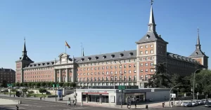 El más claro ejemplo del Estilo Neoherreriano lo representa la plaza de la Moncloa, en Madrid, presidida por la sede del Ejército del Aire.