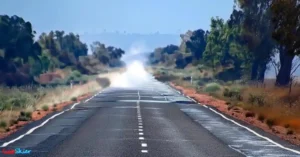 El ejemplo más común de un espejismo se encuentra en las carreteras en días muy calurosos. El asfalto caliente, calienta el aire que está justo encima. Ese aire menos denso desvía la luz del cielo y crea el reflejo de una superficie mojada o un charco de agua en el suelo que en realidad no existe.