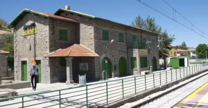 La estación se encuentra en el punto kilométrico 056,6 de la línea férrea que une Madrid con Hendaya a 979,50 metros de altitud,2 entre las estaciones de Robledo de Chavela y El Escorial. Se encuentra en la calle Ferrocarril en un núcleo denominado Zarzalejo La Estación. Cuenta con un edificio para viajeros de dos pisos y planta rectangular construido en piedra y que permanece cerrado al público. Dispone de tres andenes, uno lateral y dos centrales a los que acceden cuatro vías. Un refugio ubicado en el andén lateral permiten a los viajeros resguardarse.